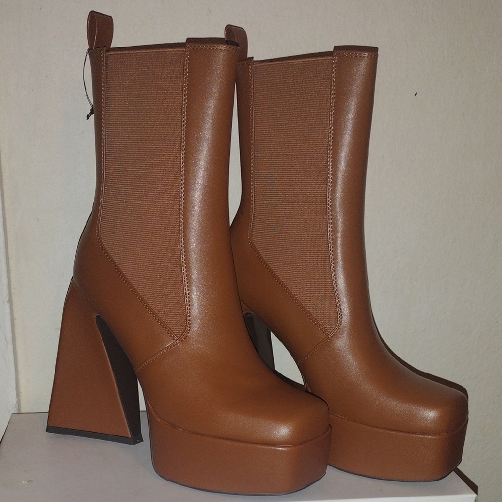 Elegant Tan Platform Boots